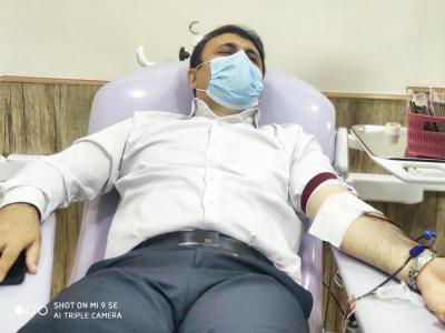 اهدای خون فرماندار رشت در پی کاهش ذخایر خون استان گیلان