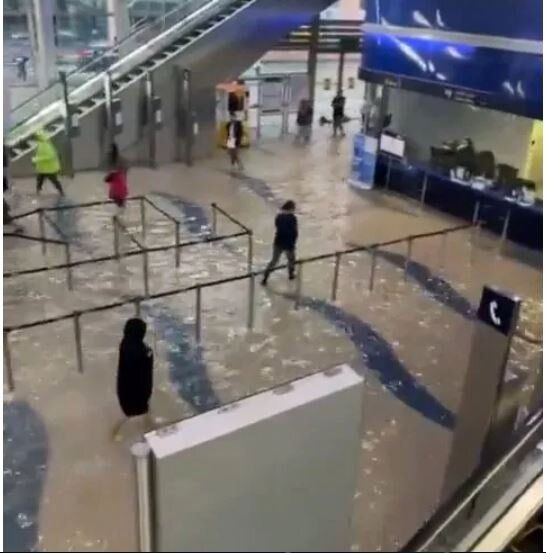 فرودگاه دبی غرق در آب شد